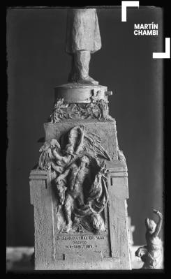 Reproducción fotográfica de escultura en honor a Miguel Grau Seminario. El Heroismo Titan del Mar Pacífico.8-BRE.1879