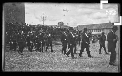 Desfile de autoridades con la presencia de Víctor M. Vélez, prefecto del Cuzco