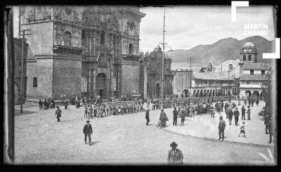 Ceremonia militar no identificada en la Plaza de Armas del Cuzco