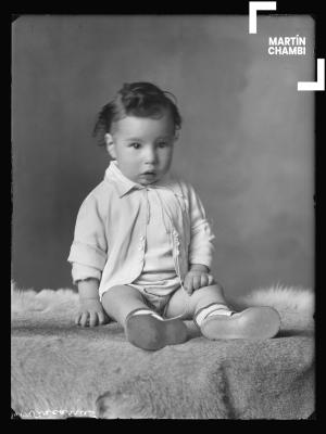 Retrato de niño no identificado en estudio fotográfico