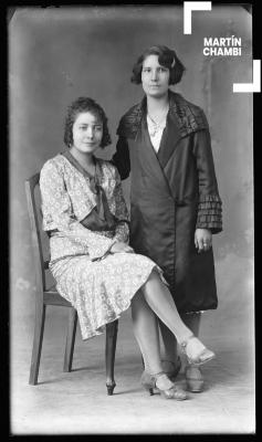 Retrato de mujeres no identificadas en estudio fotográfico