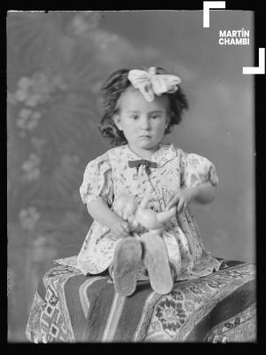 Retrato de niña no identificada en estudio fotográfico