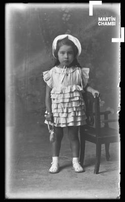 Retrato de niña no identificada en estudio fotográfico