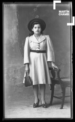 Retrato de mujer no identificada en estudio fotográfico