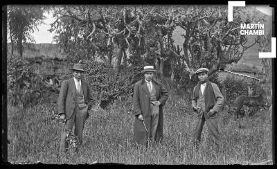Martín Chambi junto a amigos no identificados