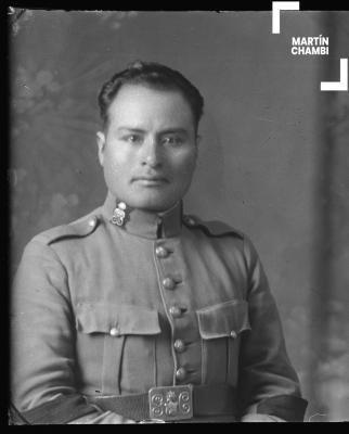 Foto carnet de miembro no identificado de la Guardia Civil en estudio fotográfico