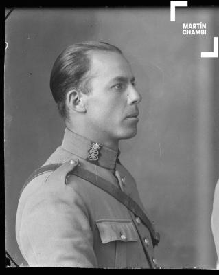 Foto carnet de miembro no identificado de la Guardia Civil en estudio fotográfico