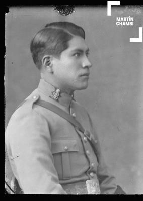 Foto carnet de miembro no identificado de la Guardia Civil en estudio fotográfico