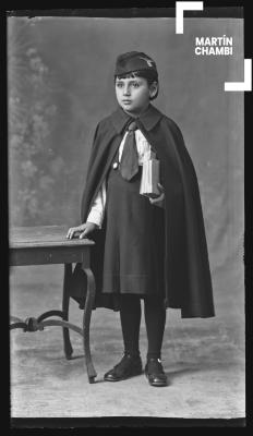 Retrato de escolar no identificada del Colegio Santa Ana en estudio fotográfico