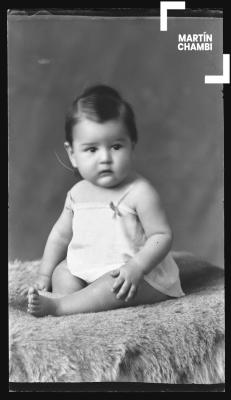 Retrato de bebé no identificada en estudio fotográfico