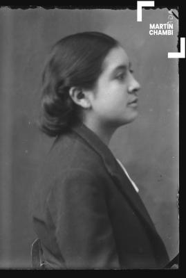 Foto carnet de mujer no identificada en estudio fotográfico