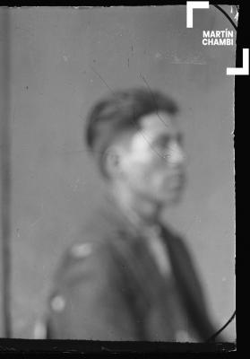 Foto carnet de hombre no identificado en estudio fotográfico