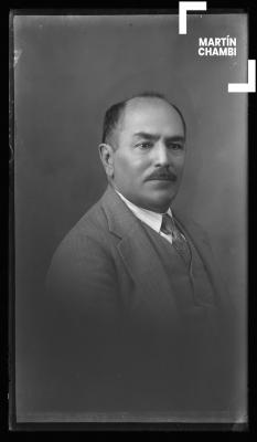 Retrato de hombre no identificado en estudio fotográfico