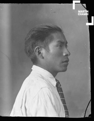 Foto carnet de hombre no identificado en estudio fotográfico