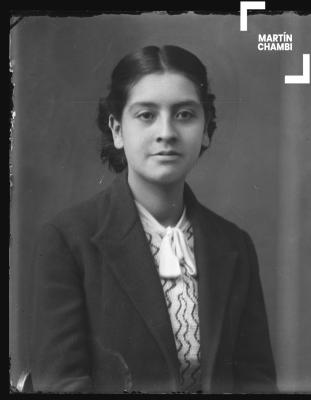 Foto carnet de mujer no identificada en estudio fotográfico