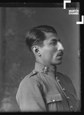 Foto carnet de miembro no identificado de la Guardia Civil en estudio fotográfico