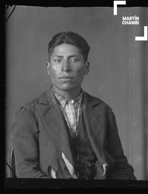Foto carnet de hombre no identificado en estudio fotográfico