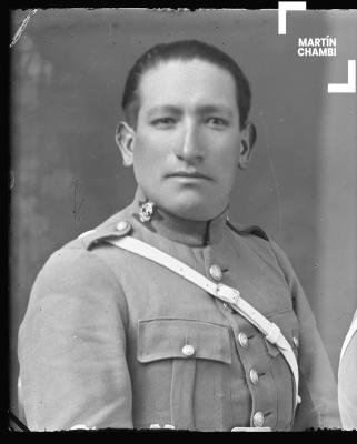 Foto carnet de miembro no identificado del Cuerpo de Seguridad en estudio fotográfico