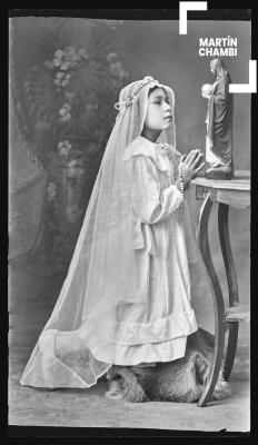Retrato de niña no identificada en primera comunión en estudio fotográfico