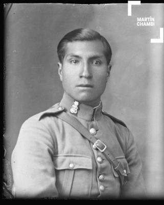 Foto carnet de miembro no identificado de la Guardia Civil en estudio fotográfico