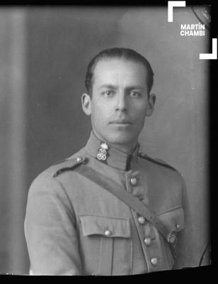 Foto carnet de miembro no identificado de la Guardia Civil en estudio fotográfico