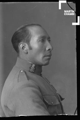 Foto carnet de miembro no identificado de la Guardia Civil en estudio fotográfico