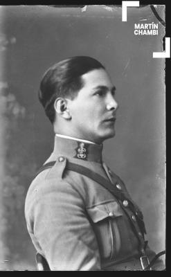 Foto carnet de miembro no identificado de la Guardia Civil en estudio fotográfico