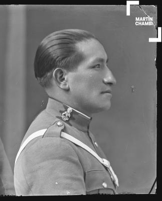 Foto carnet de miembro no identificado del Cuerpo de Seguridad en estudio fotográfico