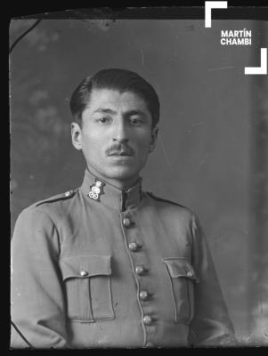 Foto carnet de miembro no identificado de la Guardia Civil en estudio fotográfico