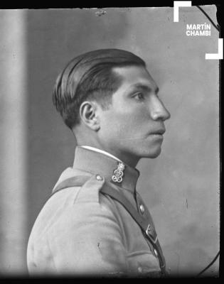 Foto carnet de miembro no identificado de la Guardia Civil en estudio fotográfico