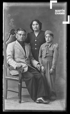 Retrato de familia no identificada en estudio fotográfico