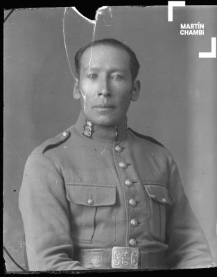 Foto carnet de miembro no identificado de la Guardia Civil en estudio fotográfico