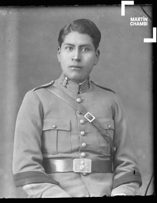 Foto carnet de miembro no identificado de la Guardia Civil en estudio fotográfico