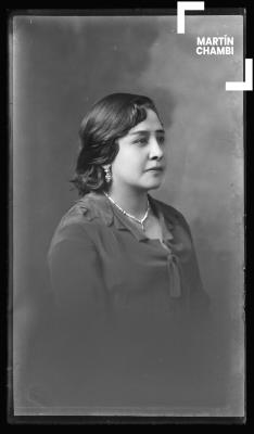 Retrato de mujer no identificada en estudio fotográfico