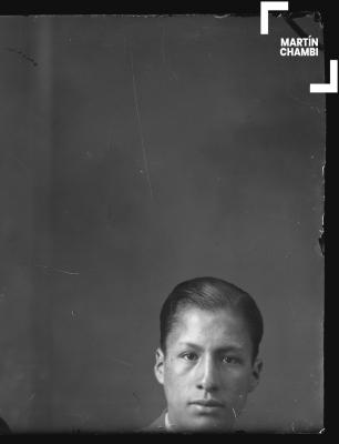 Foto carnet de hombre no identificado en estudio fotográfico