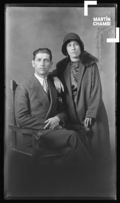 Retrato de pareja no identificada en estudio fotográfico