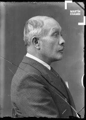 Foto carnet de hombre no identificado en estudio fotográfico