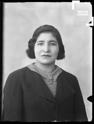 Foto carnet de mujer no identificada en estudio fotográfico