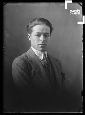 Retrato de hombre no identificado en estudio fotográfico