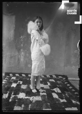 Retrato de la Srta. Álvarez Válcarcel en estudio fotográfico