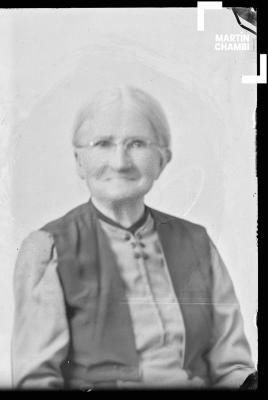 Foto carnet de mujer no identificada en estudio fotográfico