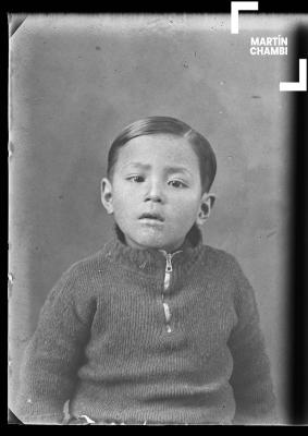 Foto carnet de niño no identificado en estudio fotográfico