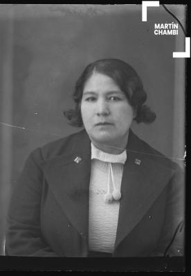 Foto carnet de mujer no identificada en estudio fotográfico