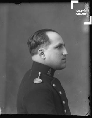 Foto carnet de Luis Enrique Saldívar Romainville con uniforme de la Guardia Civil en estudio fotográfico