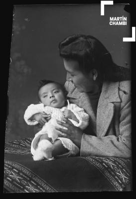 Retrato de Celia Chambi y Teo Allaín Chambi en estudio fotográfico