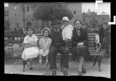 Retrato de familia no identificada en Plaza de Armas del Cuzco