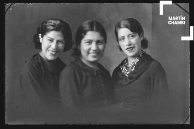 Retrato de Celia Chambi y las hermanas Blanco Villafuerte en estudio fotográfico