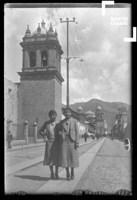 Retrato de las hermanas Julia y Celia Chambi López en calle Santa Clara