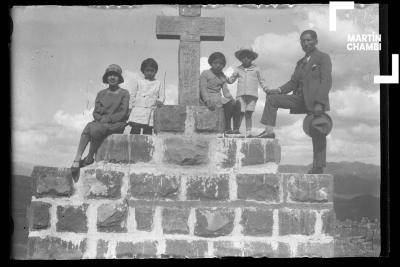 Familia Chambi López y Clotilde Valdez López en Cruz del Congreso Eucarístico