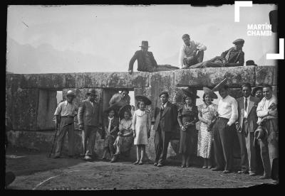 Grupo de excursionistas no identificados en Machu Picchu